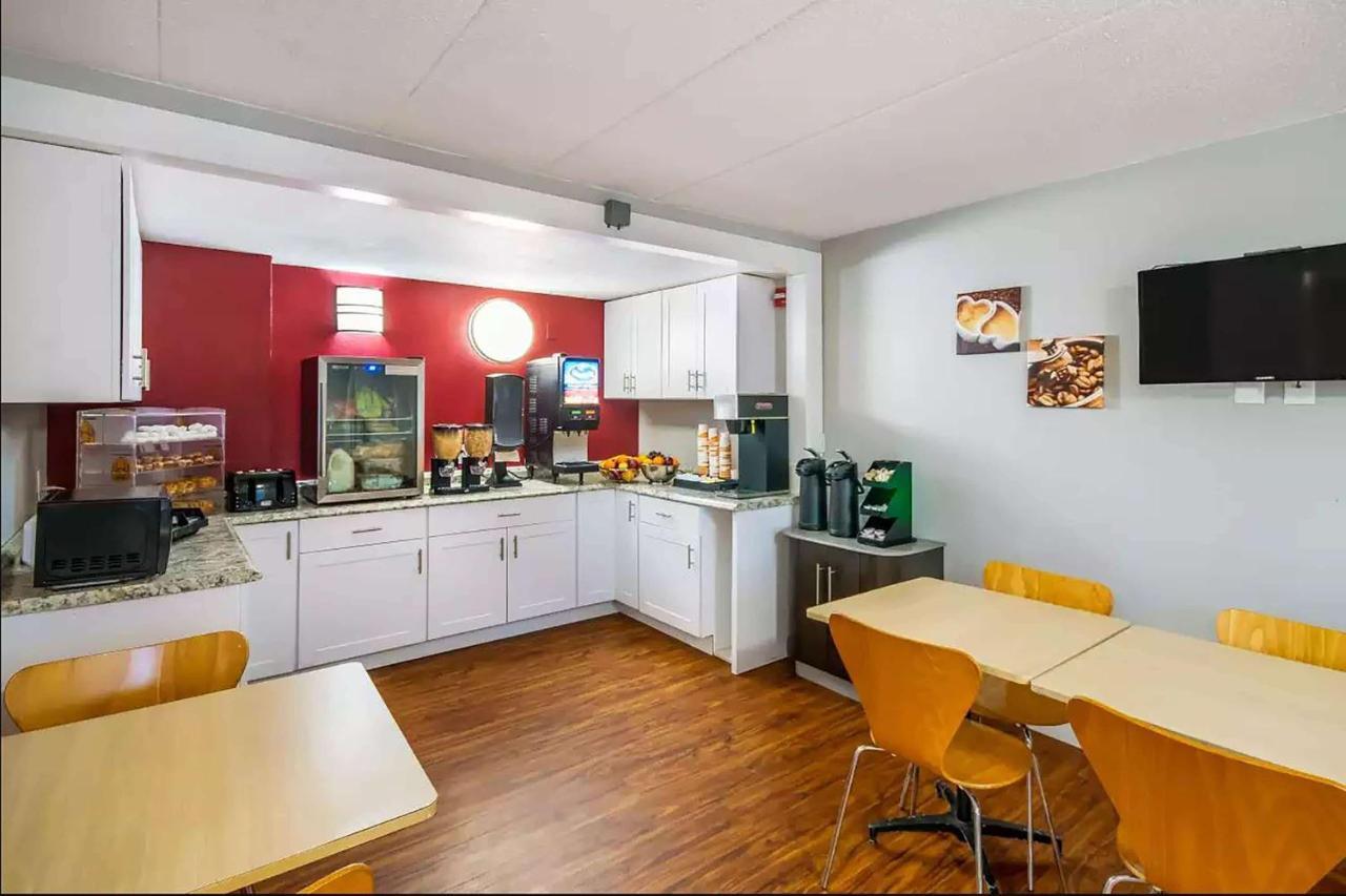 فندق Super 8 By Wyndham Charleston Wv المظهر الخارجي الصورة