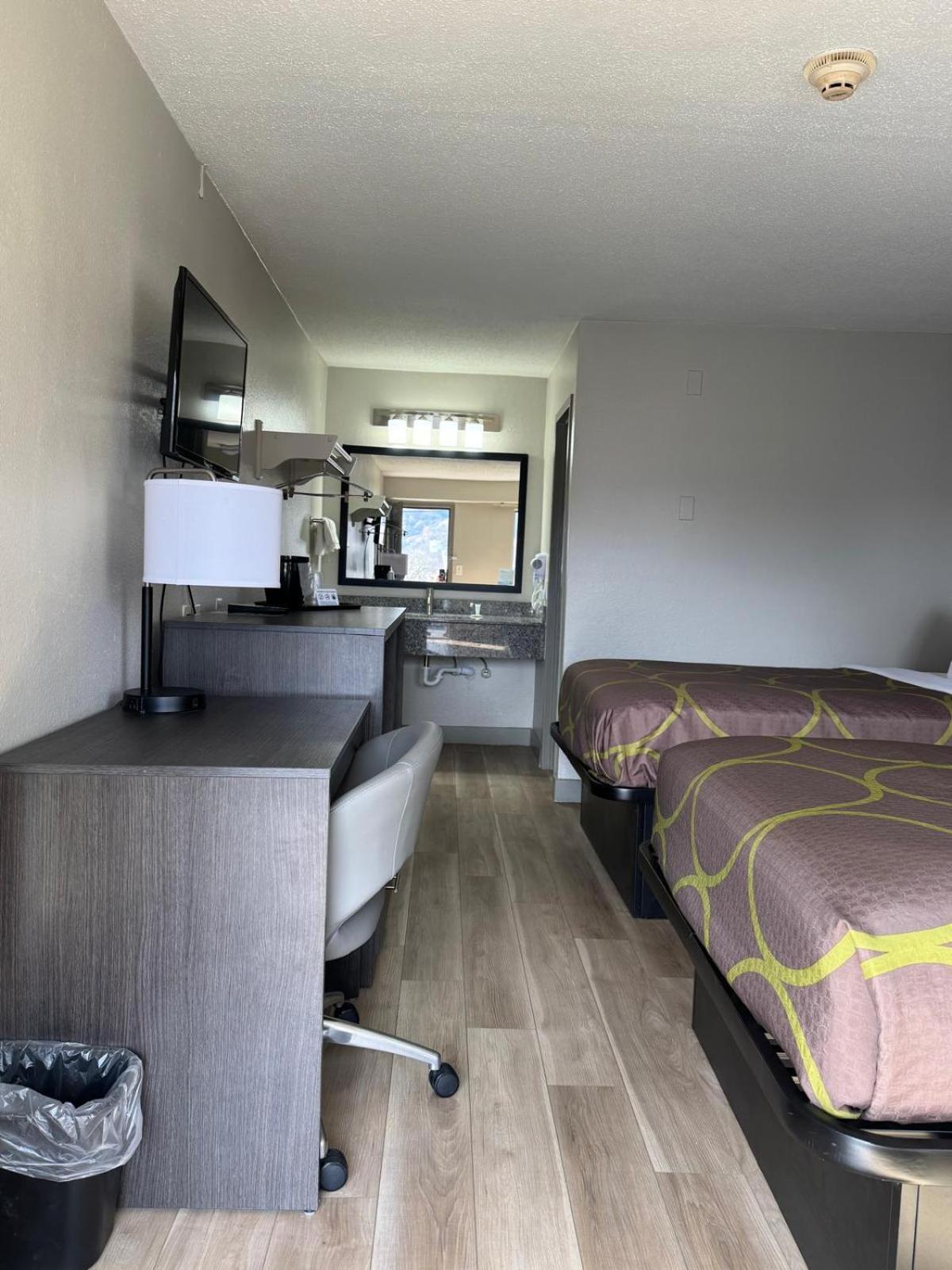 فندق Super 8 By Wyndham Charleston Wv المظهر الخارجي الصورة
